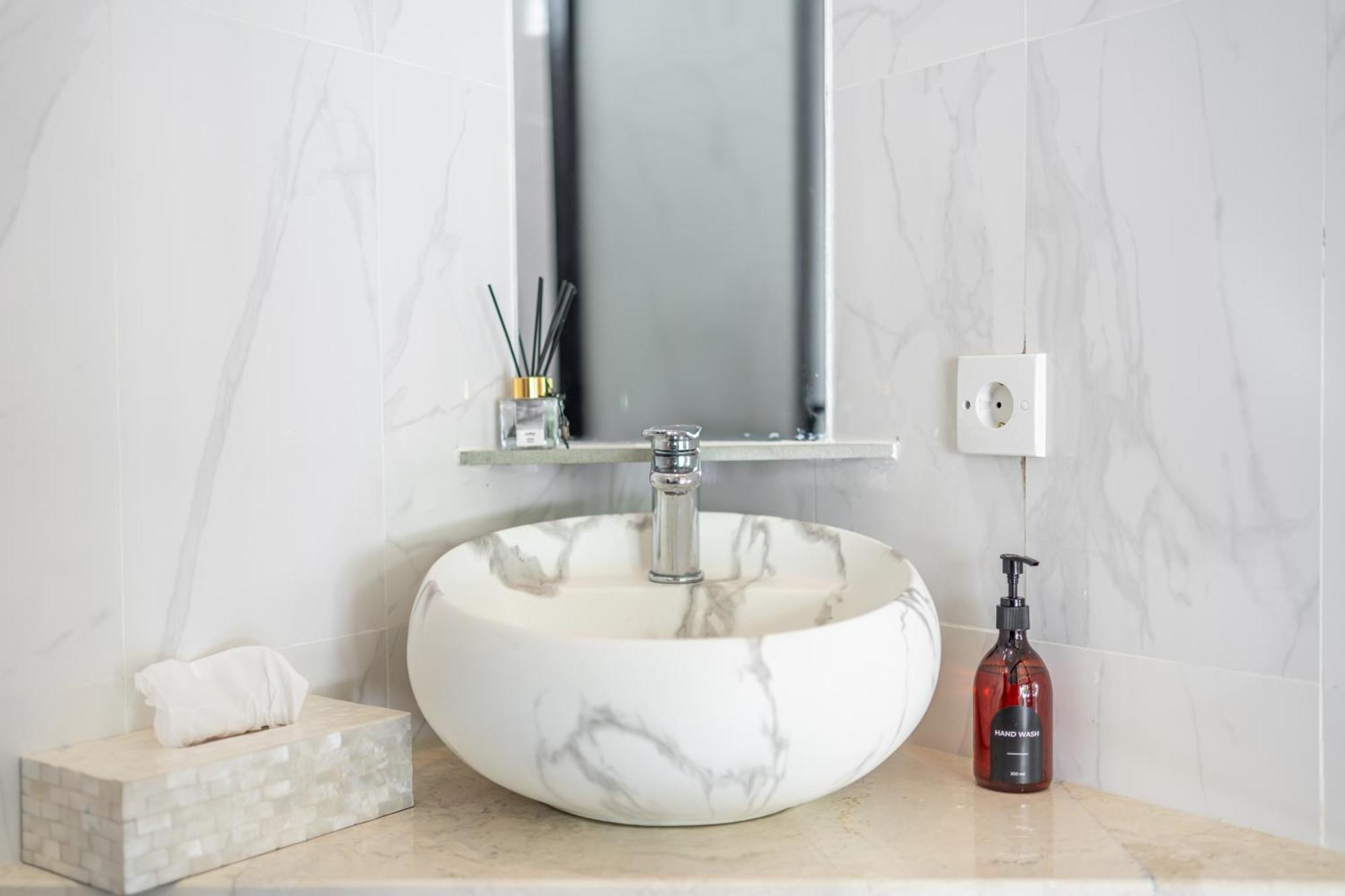 Gauri - Stunning Brand New 3-bedroom In The With Netflix Villa Ubud (Bali)